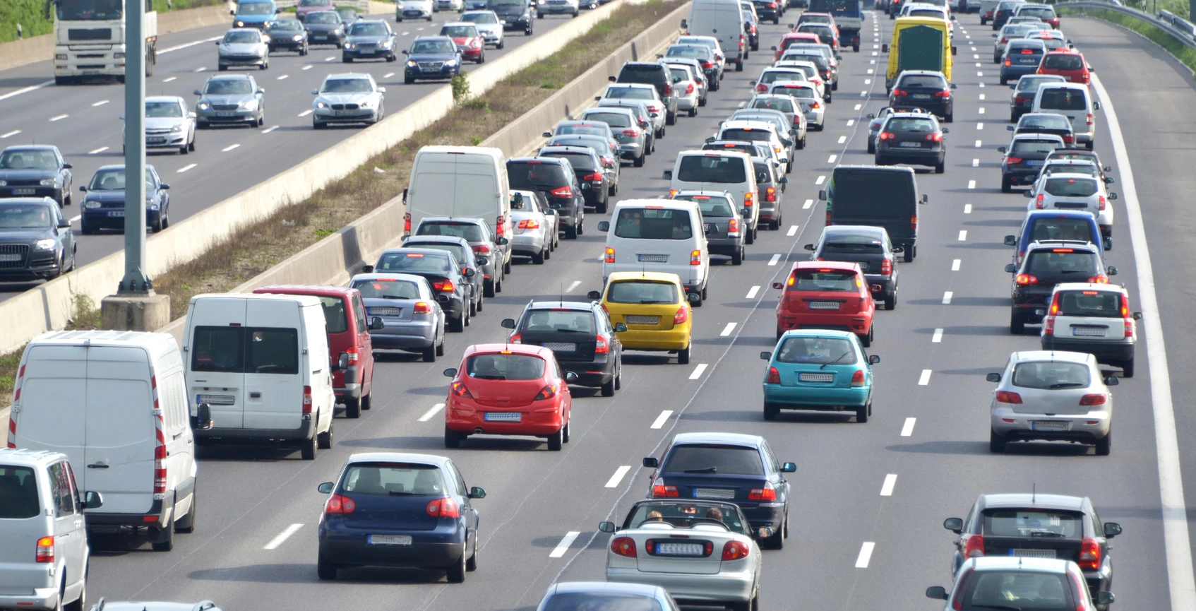 Elegancki samochód pędzi po autostradzie w -Stadtmitte, Polska. Typowy środek transportu na drodze o ograniczonym dostępie.